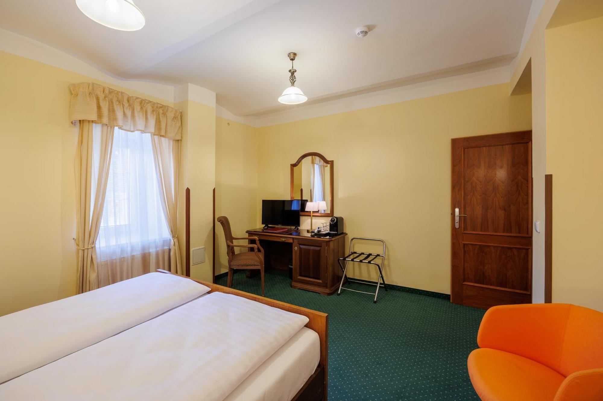 Hotel U Zamecku Cihelny Karlsbad Exteriör bild